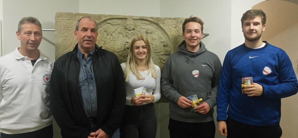 Ralf Hagdorn (2. Vorsitzender des DRK-Ortsvereins Herrhausen) bedankte sich bei Achim Engel für dessen 50. Blutspende sowie bei drei der acht jungen ErstspenderInnen mit einem Gutschein und einem Geschenk (Foto: K. Hartung).